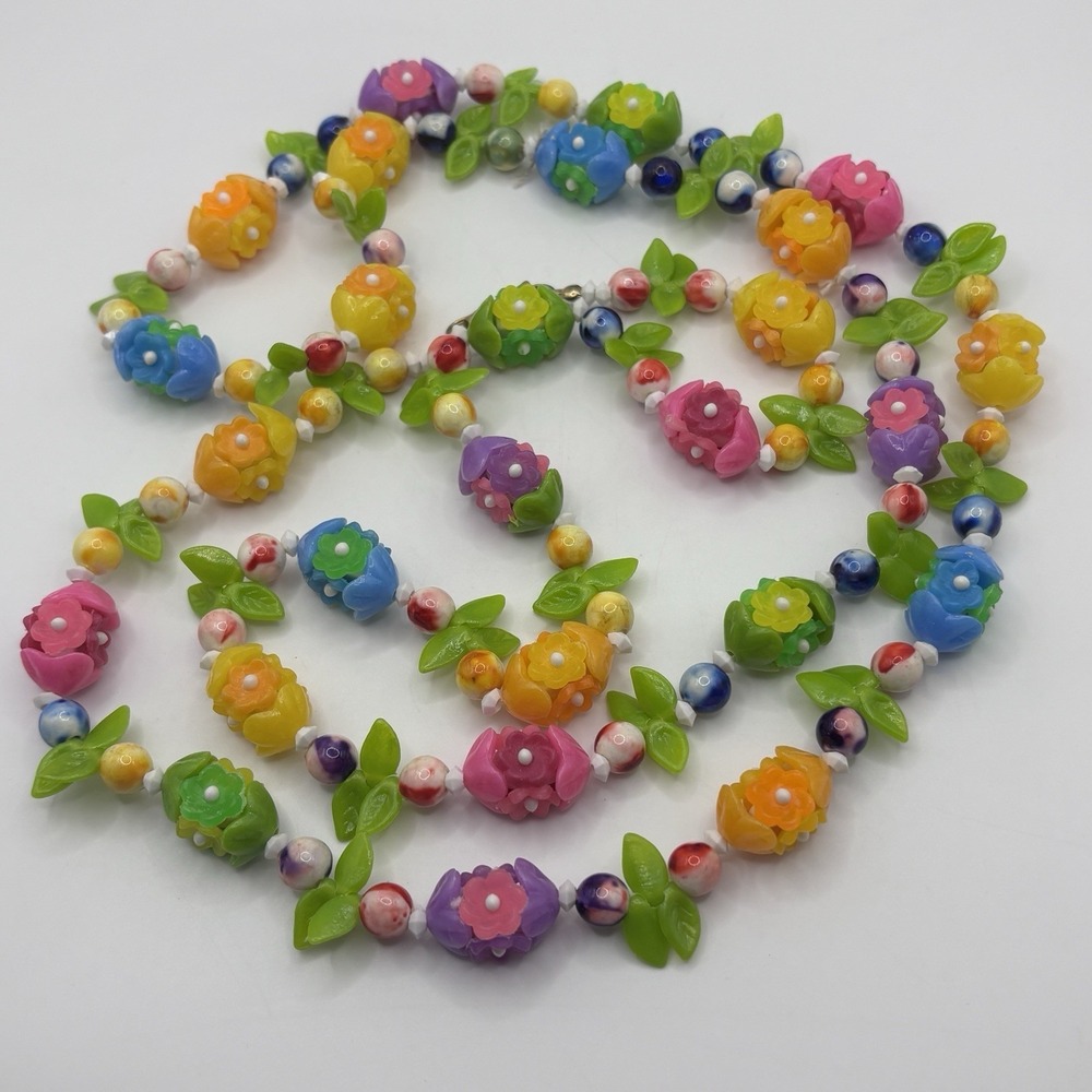 Vintage 60's Plastic Flower Bead Necklace Floral Green Leaves 50"